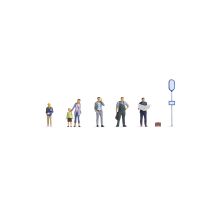 Noch 36246 A buszmegállóban, várakozó utasok