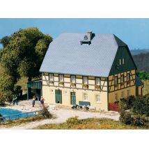 Auhagen 11359 Parasztház, istállóval és kacsaúsztatóval