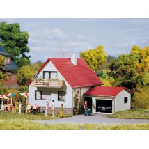 Auhagen 12222 Lakóház garázzsal, H0/TT