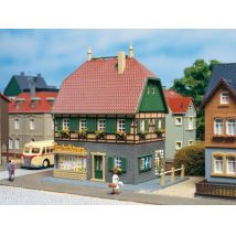 Auhagen 12347 Lakóház bolttal, H0/TT