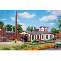 Auhagen 13342 Fűtőház víztoronnyal, kétsínes