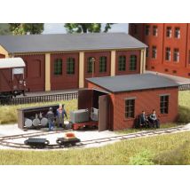 Auhagen 41708 Fűtőház tankolóállomással, keskenynyomközű mozdonyoknak