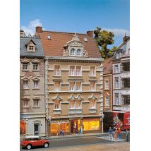 Faller 130448 Emeletes városi ház Allianz biztosítóval és fűszeressel