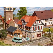 Faller 130438 Vendégház nap lugassal