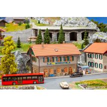 Faller 130595 Lakóház falusi bolttal