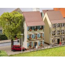 Faller 232176 Óvárosi ház virágládás ablakokkal