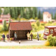 NOCH 12015 A buszmegállóban