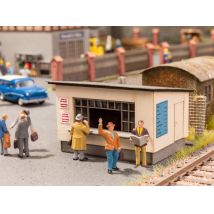 Noch 12020 A peronon - pénztárosbódé figurákkal