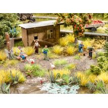 NOCH 12540 parasztház udvarán