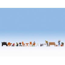 NOCH 16215 A kertben, kertészkedő figurák kiegészítőkkel