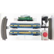 PIKO 97934 Kezdőkészlet, SM42 dízelmozdony emeletes személykocsikkal, PKP VI, ágyazatos sínnel