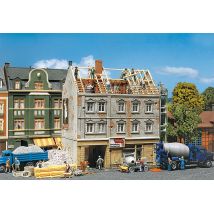 Faller 130456 Restaurálás alatt álló városi ház, patinásított