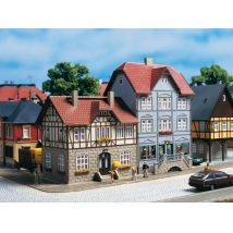 Auhagen 12346 Városi házak, Bahnhofstrasse 9/11, H0/TT