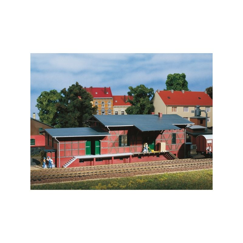 Auhagen 11383 Vasúti raktárépület rámpával