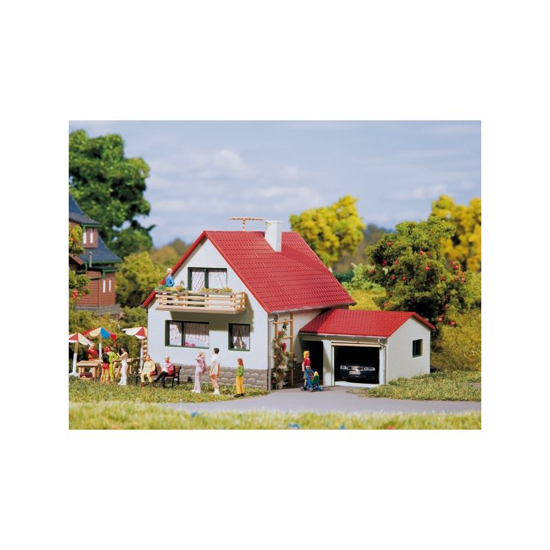 Auhagen 12222 Lakóház garázzsal, H0/TT