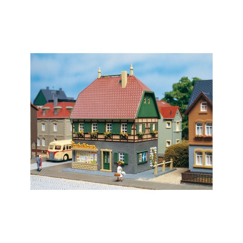 Auhagen 12347 Lakóház bolttal, H0/TT