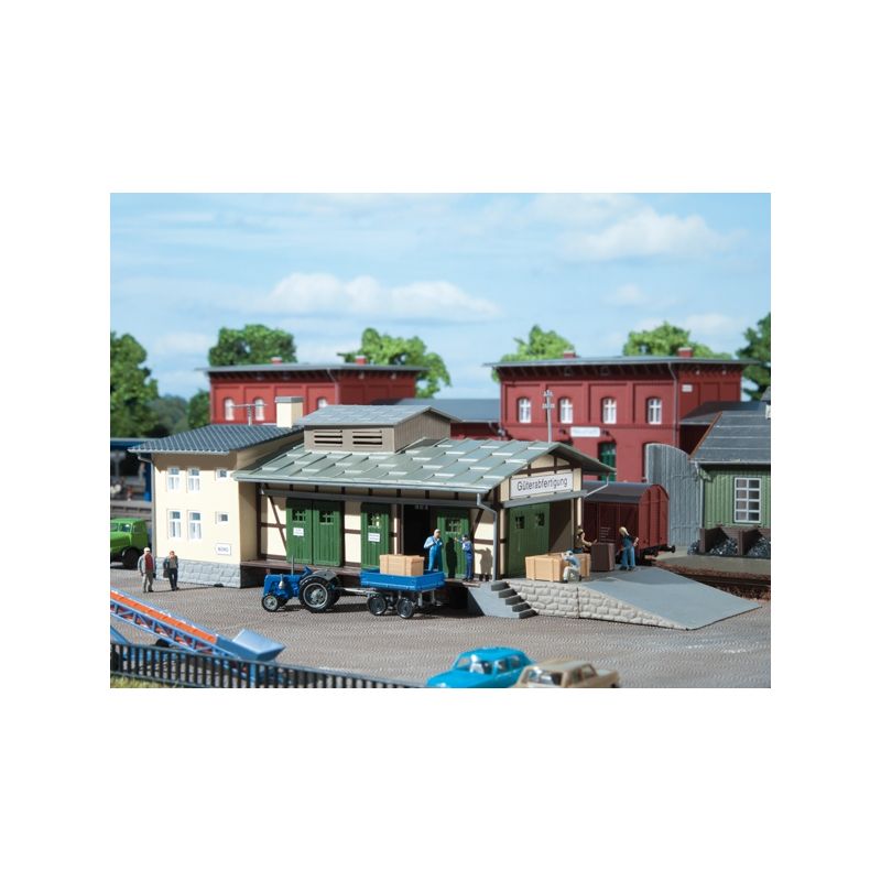 Auhagen 13219 Tehervonati állomás raktár