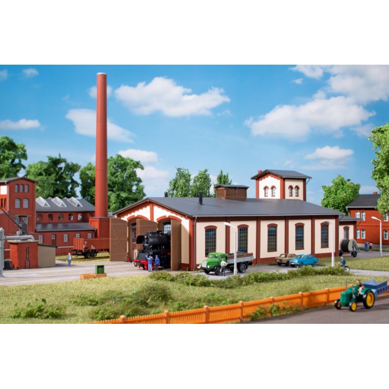 Auhagen 13342 Fűtőház víztoronnyal, kétsínes