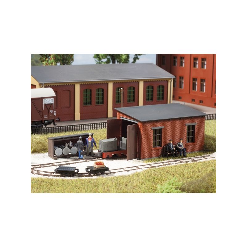 Auhagen 41708 Fűtőház tankolóállomással, keskenynyomközű mozdonyoknak