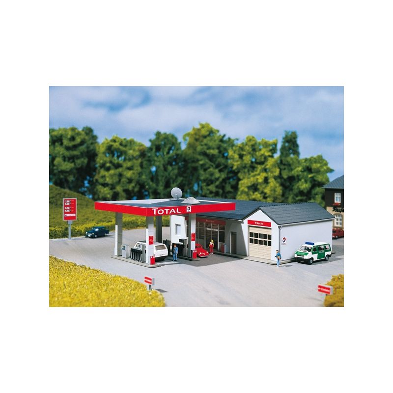 Auhagen 13320 Benzinkút autómosóval