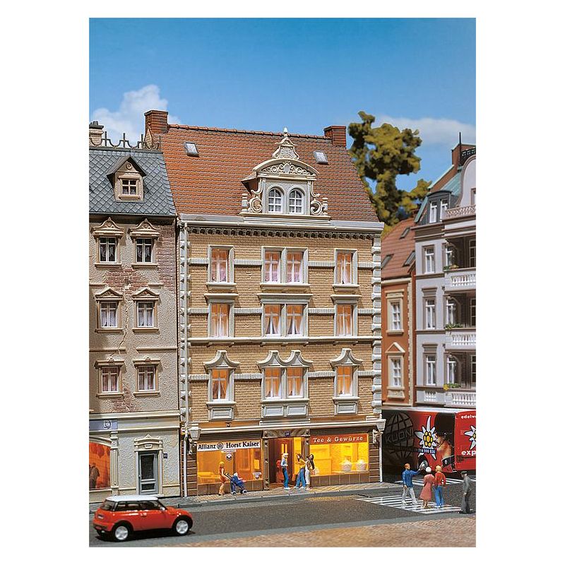 Faller 130448 Emeletes városi ház Allianz biztosítóval és fűszeressel