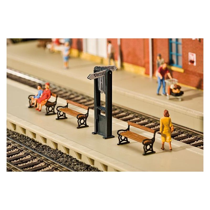 Faller 120233 Vonatnem-táblák állomási peronra, padokkal