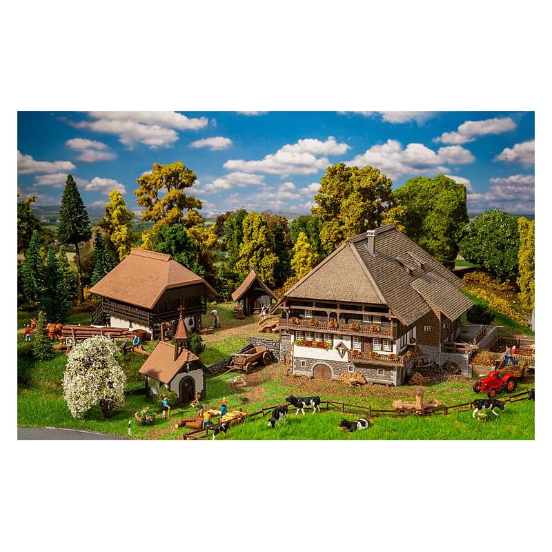 Faller 130677 Fekete-erdei ház készlet, majorság, parasztudvar