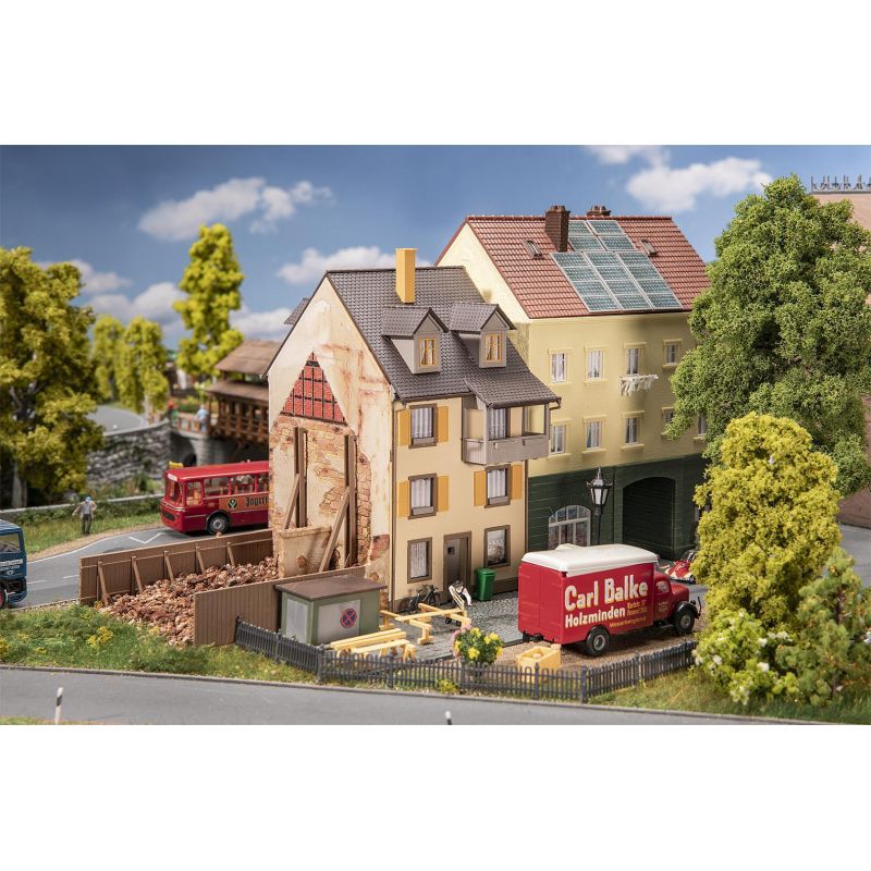 Faller 130692 Óvárosi ház deszkakerítéssel