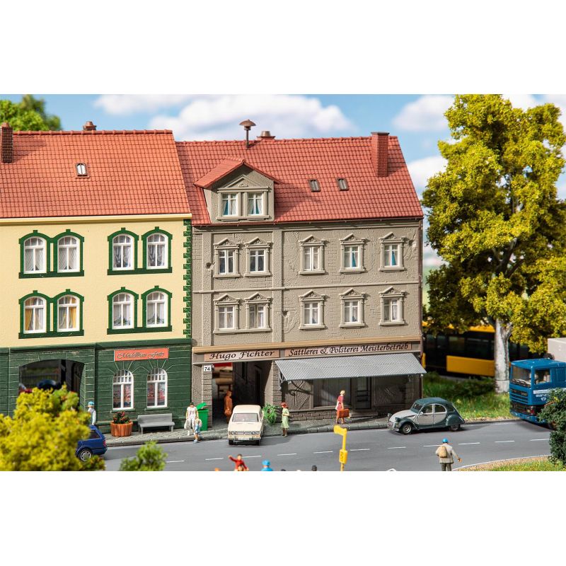 Faller 191786 Városi ház kárpitosműhellyel