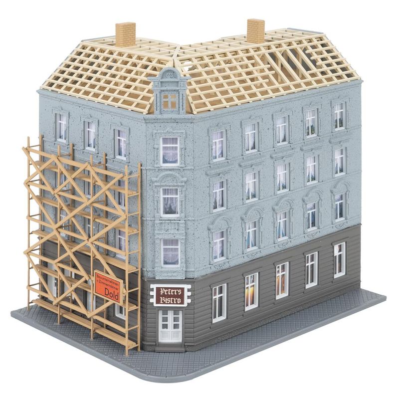 Faller 232166 Városi sarokház felújítás alatt