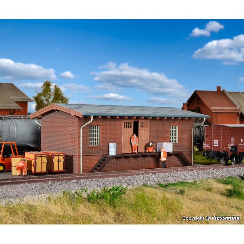 Kibri 39306 Tehervonati állomás, raktár, Oberzeisel