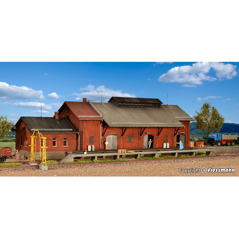 Kibri 39462 Tehervonati állomás, raktár, rakodórámpával