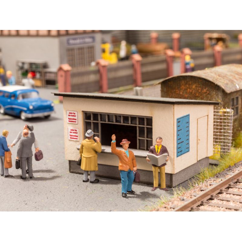 Noch 12020 A peronon - pénztárosbódé figurákkal