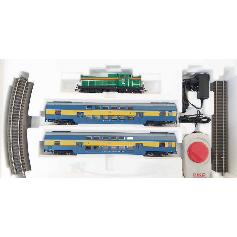 PIKO 97934 Kezdőkészlet, SM42 dízelmozdony emeletes személykocsikkal, PKP VI, ágyazatos sínnel
