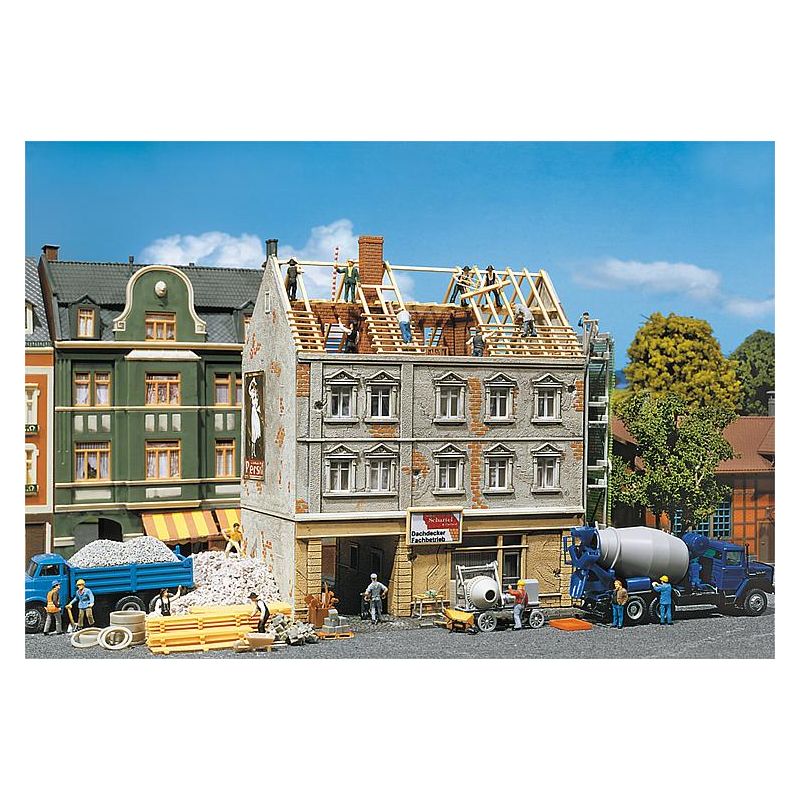 Faller 130456 Restaurálás alatt álló városi ház, patinásított
