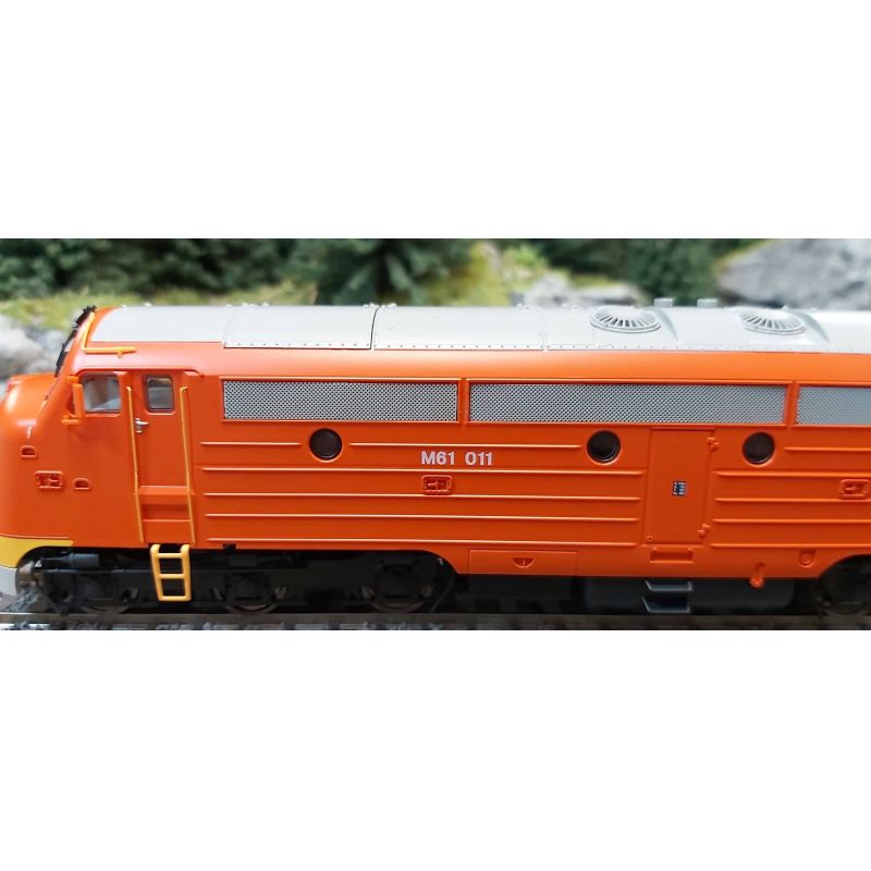 NMJ 90224 Dízelmozdony, M61 011, NoHAB, MÁV (narancssárga, szürke tetövel és vörös csillaggal)