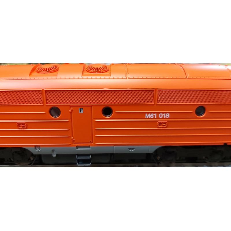 NMJ 90225 Dízelmozdony, M61 018, NoHAB, MÁV (narancssárga kasztni és tetö, vörös csillag)