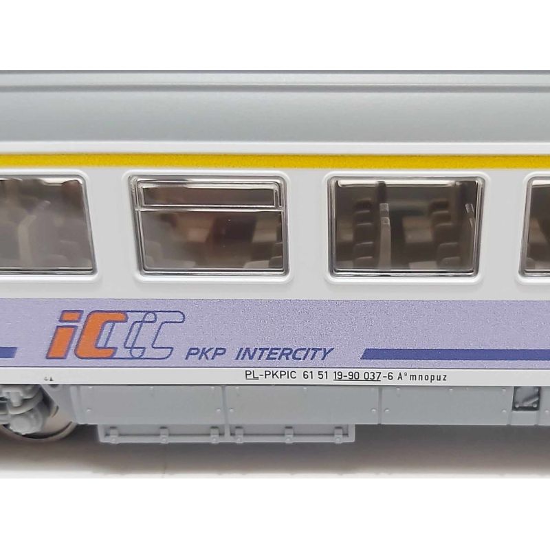 PIKO 97931 Kezdőkészlet, Taurus villanymozdony IC személykocsikkal, PKP VI, ágyazatos sínnel